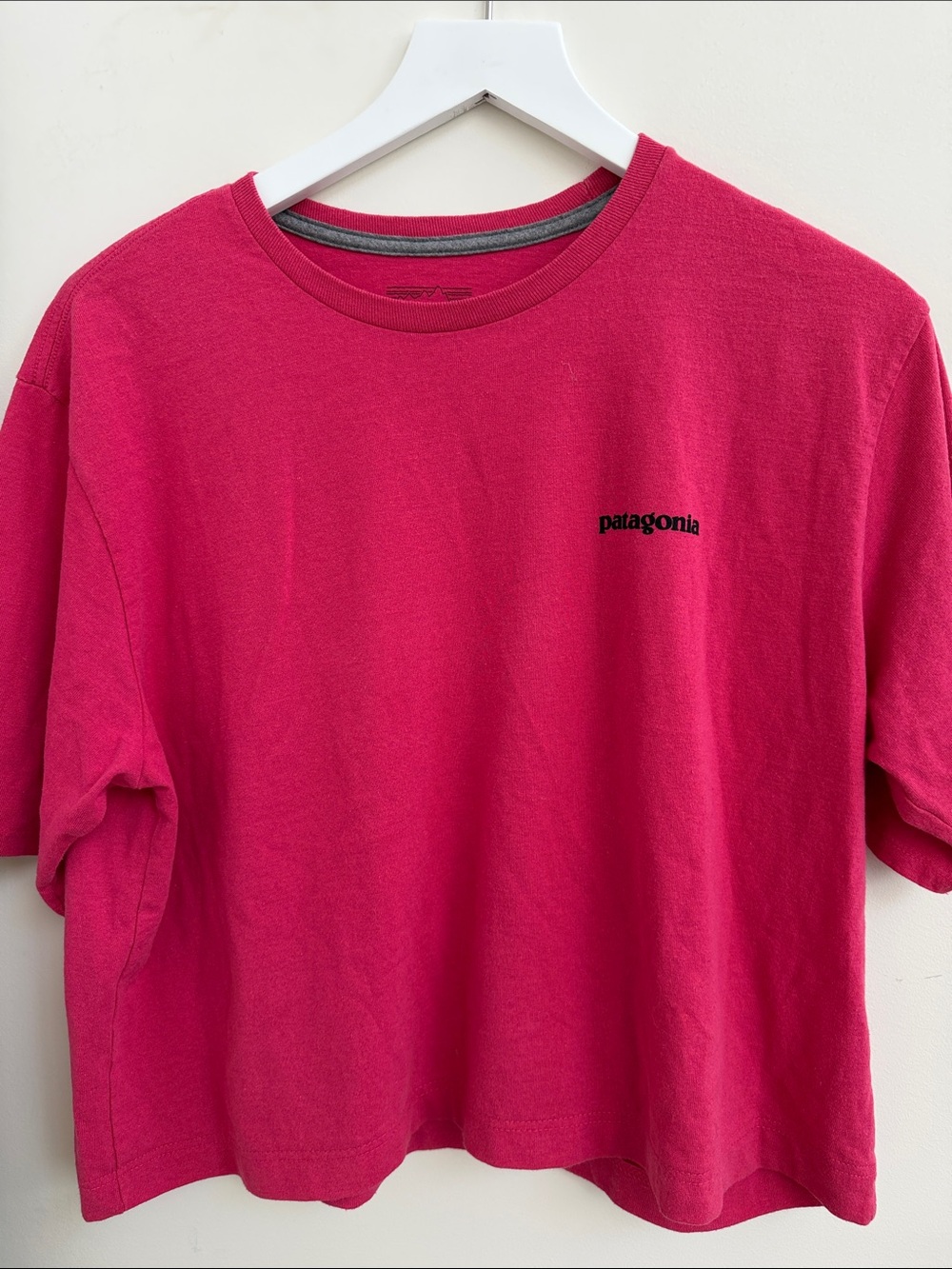 Patagonia woman’s cropped Fuchsia Short Sleeve Logo Tee front + back size large